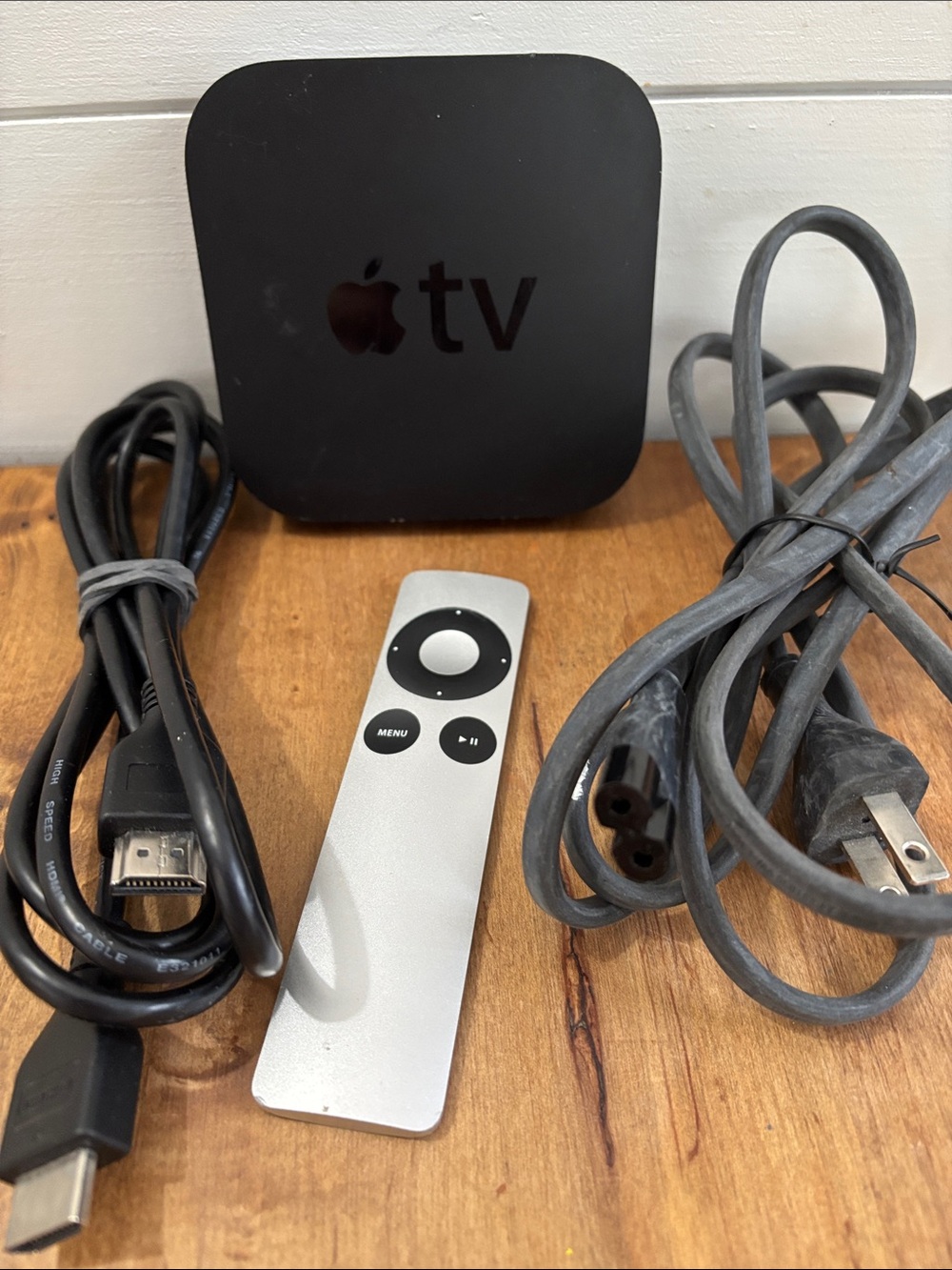 Apple TV Model A1469 (3rd generation) Remote and Connection Cables HDMI & Power
